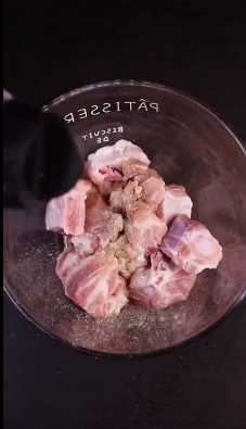 怎么做香芋焖排骨？