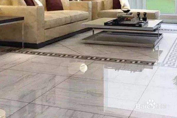 在铺地板时地面不平，应该怎么办？