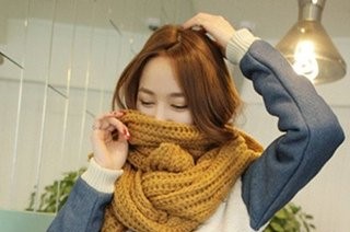 两头有球球的毛线围巾的各种围法