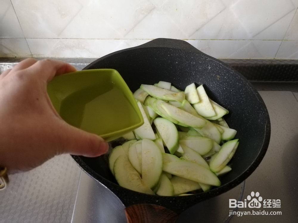 西葫芦炒鸡蛋的做法