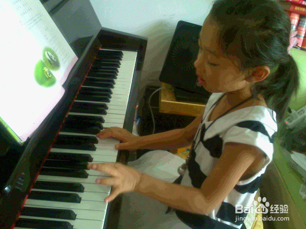 老年人怎样教幼儿弹唱大熊猫开发智力