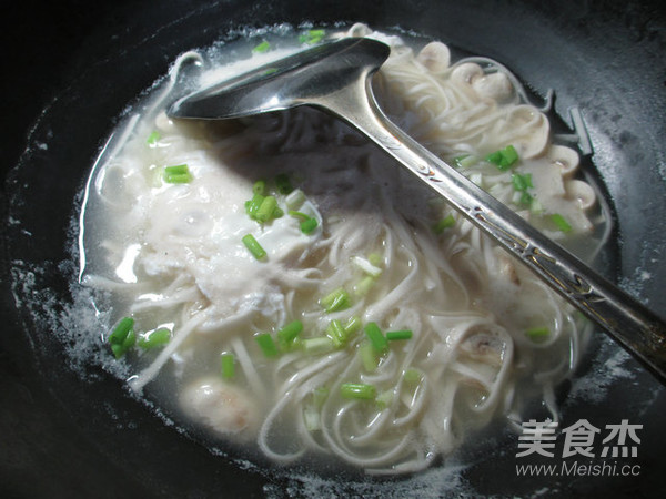 蘑菇鸡蛋汤面