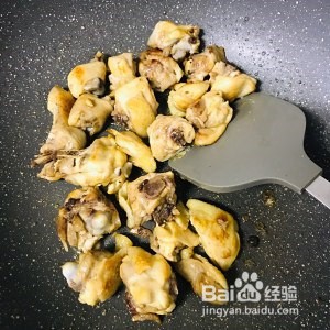 板栗烧鸡的做法