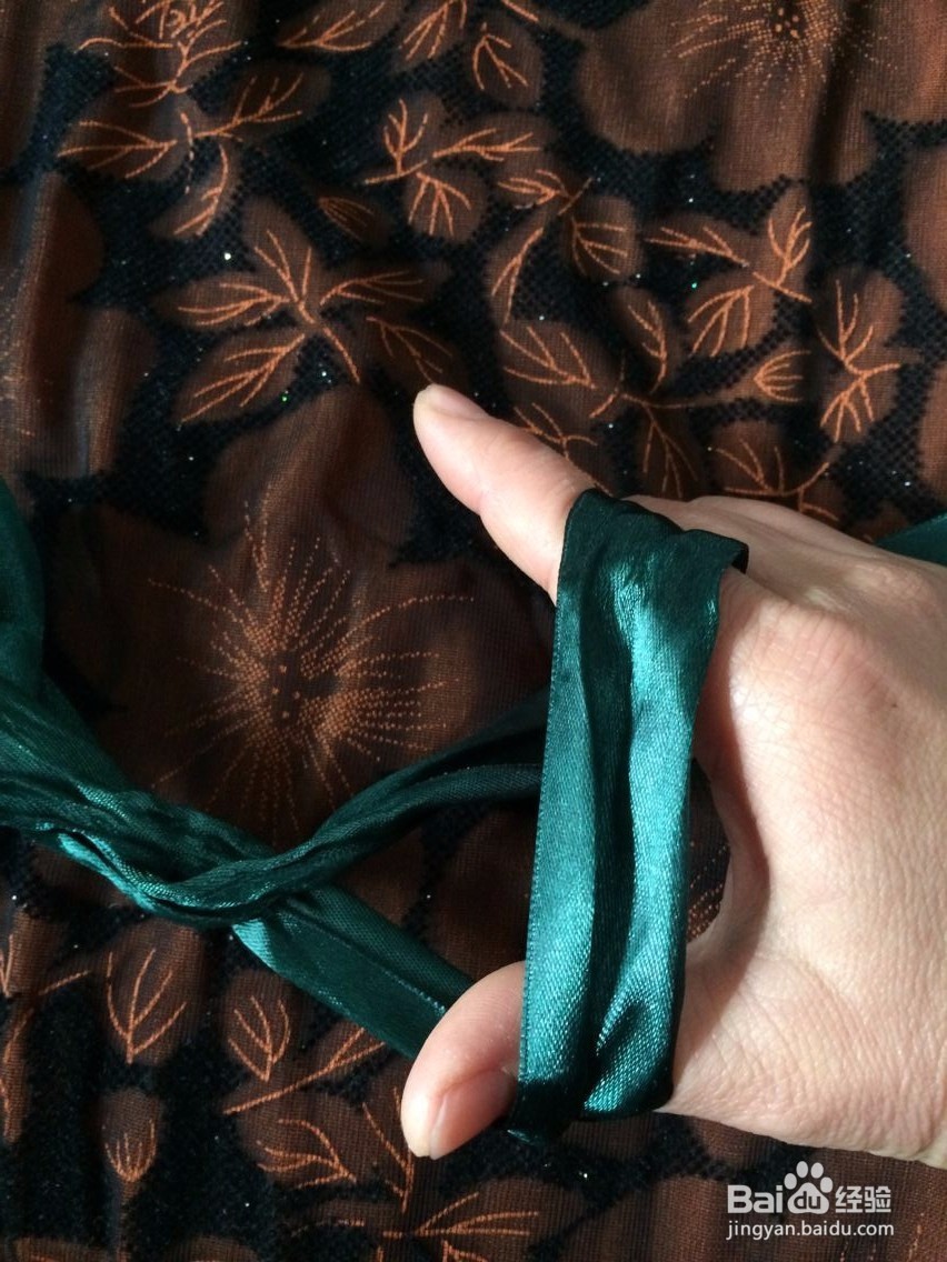 衣服上蝴蝶结打法