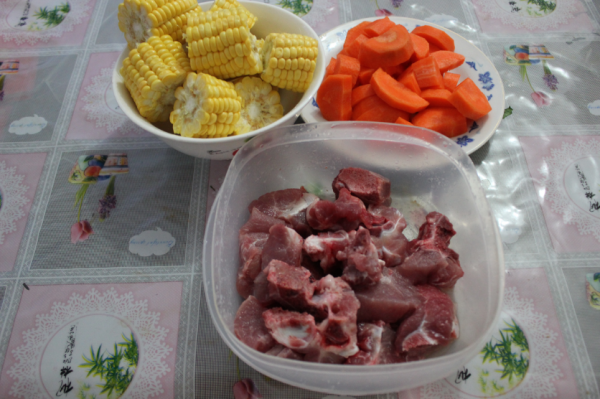 胡萝卜玉米骨头汤