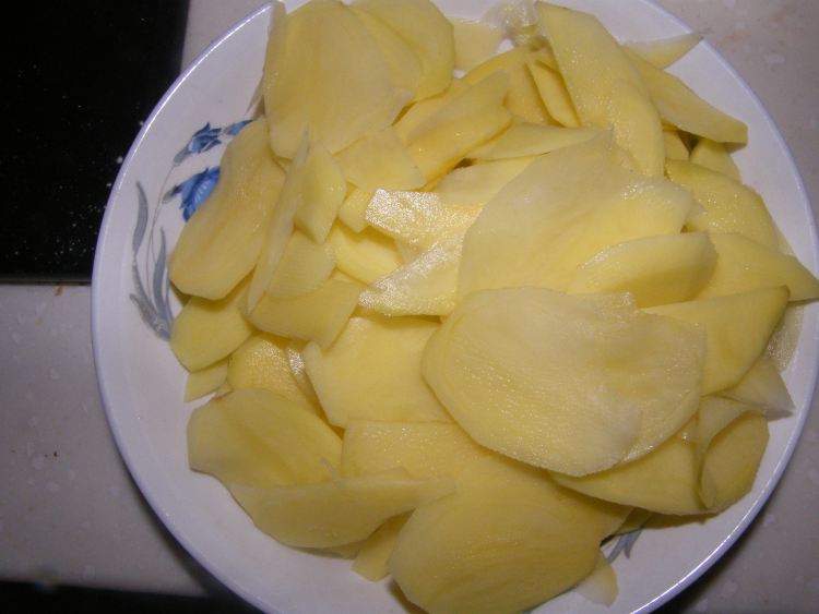 这么做腊肉烤土豆片美味极了！