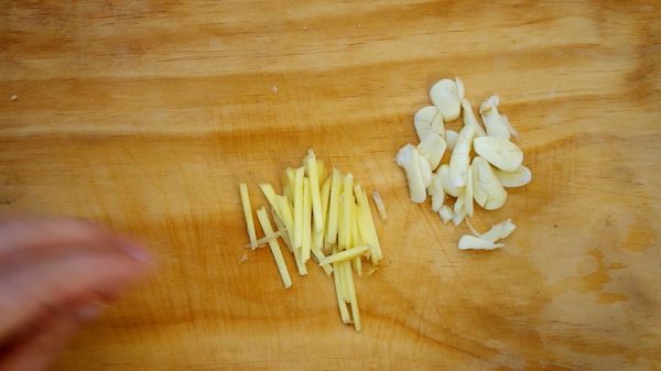 先炒莴笋还是炒肉