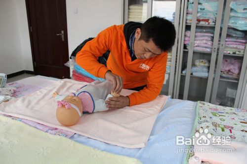 专业男月嫂怎么给宝宝做抚触？
