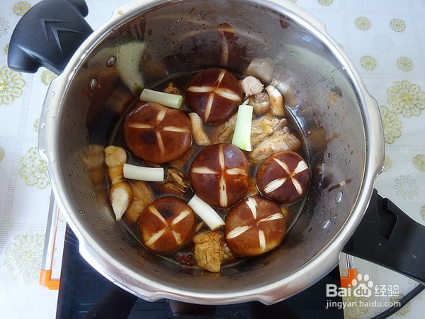 香菇焖排骨的做法