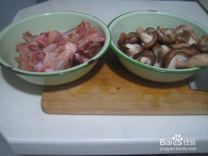 老年人怎样做好鸡块香菇备料