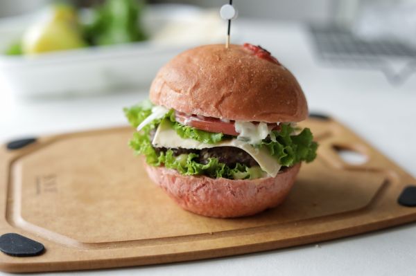 粉红色糖渍樱花牛肉汉堡