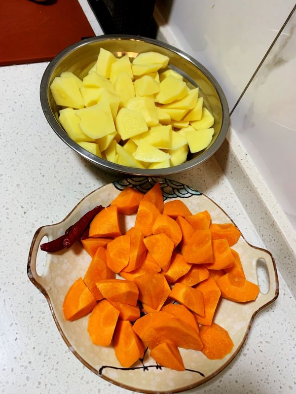 鸡肉炖土豆胡萝卜