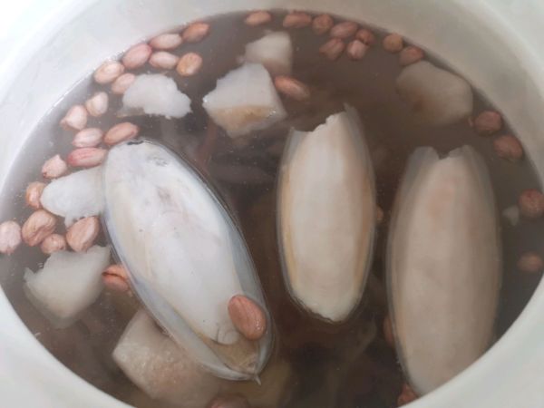 墨鱼猪尾花生汤