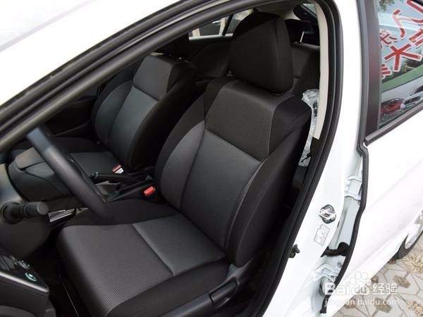 外观动感又经济,两厢小车,停车不再是难题