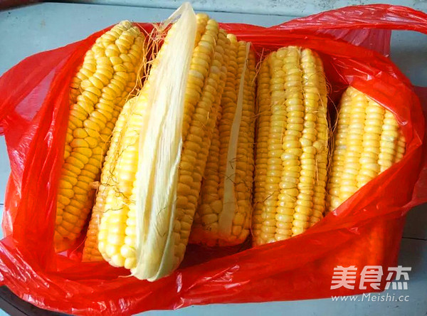 水煮甜玉米的做法