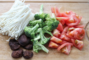 带你做暖胃蔬菜大虾豆腐汤