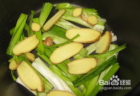 怎么用洋葱加泡椒炒大肠