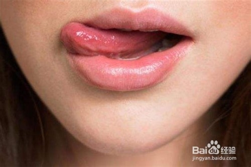 冬季怎样保持嘴唇滋润不开裂？