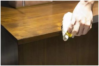 雨季如何不让实木家具受潮？