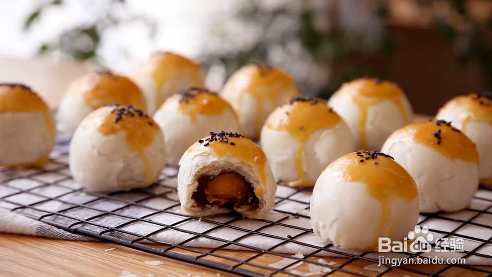 做出入味的红豆沙蛋黄酥