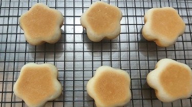 蓝莓果酱小餐包的做法