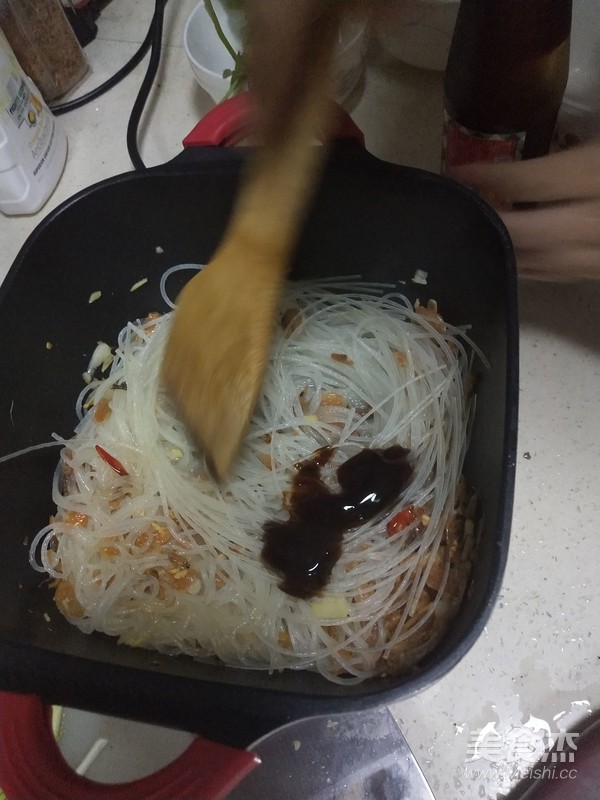 海鲜焖米粉的做法