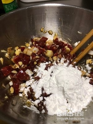 小朋友都喜欢的葱香蔬菜嫩爆牛肉粒的做法