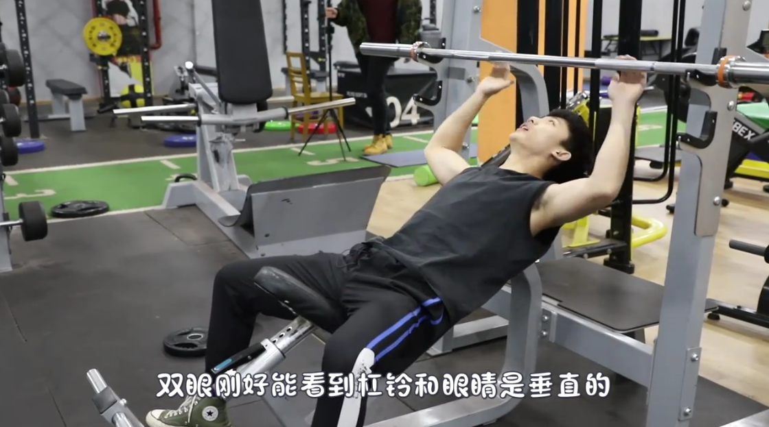 如何练出好看的胸肌