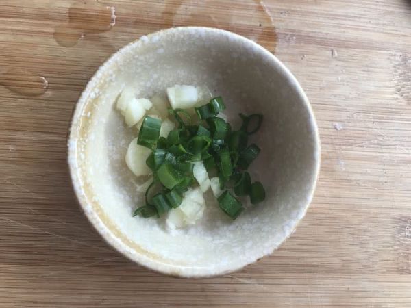 花式摆盘的鲜甜白灼虾