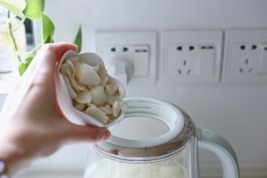 银耳百合雪梨汤的做法