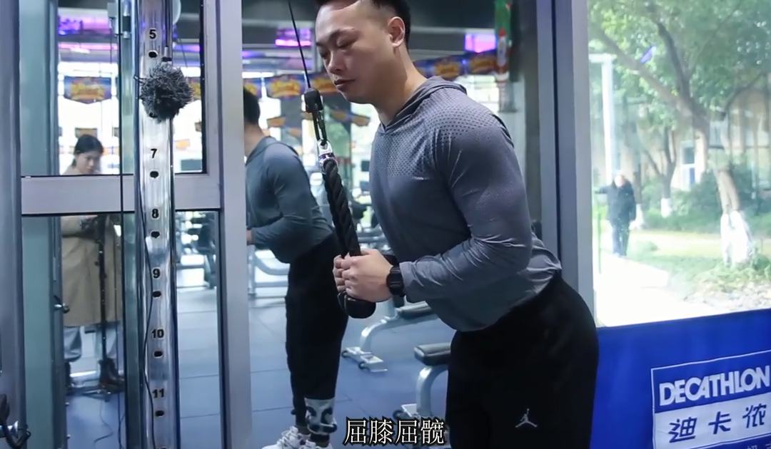 增肌干货:绳索下压,锻炼肱三头肌