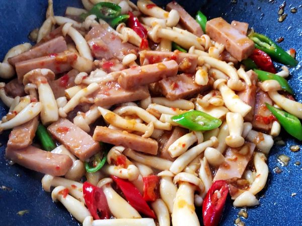 白玉菇炒午餐肉