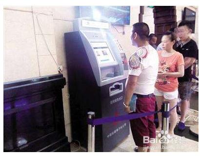 卡插入atm机，然后输入密码，再点击查询，就可以查询余额和交易明细了；