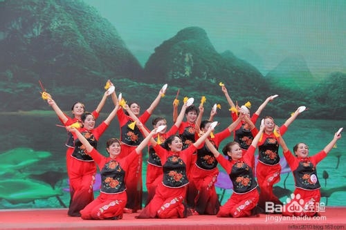 碟子舞的碟子如何拿