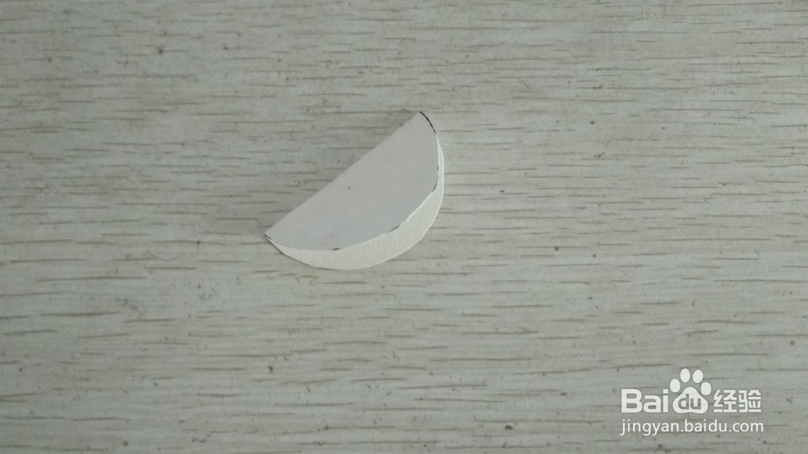 如何用一个圆形画纸和铅笔做简易的钢笔的支架