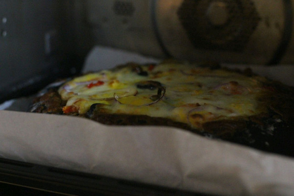 海鲜墨鱼汁披萨