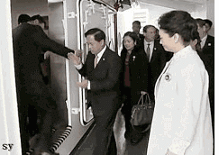 如何给gif格式动态图片添加更还头像？