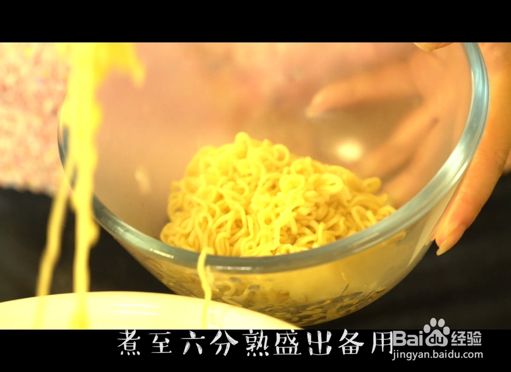 方便面别再煮着吃了!这样做变身餐桌主菜