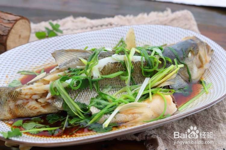 美味的清香蒸鲈鱼