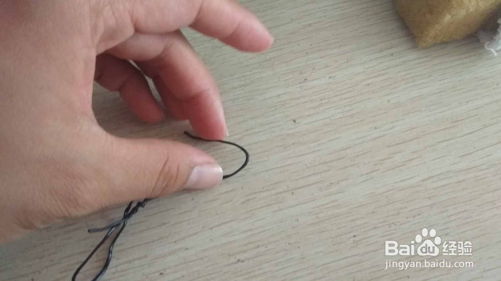 如何用两个数据线绑绳做简易的中性笔支架
