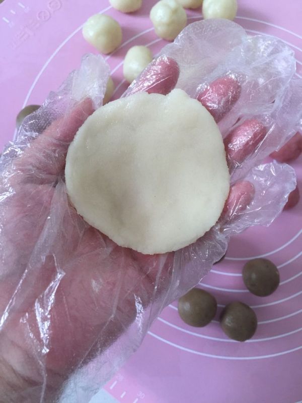 板栗馅儿冰皮月饼