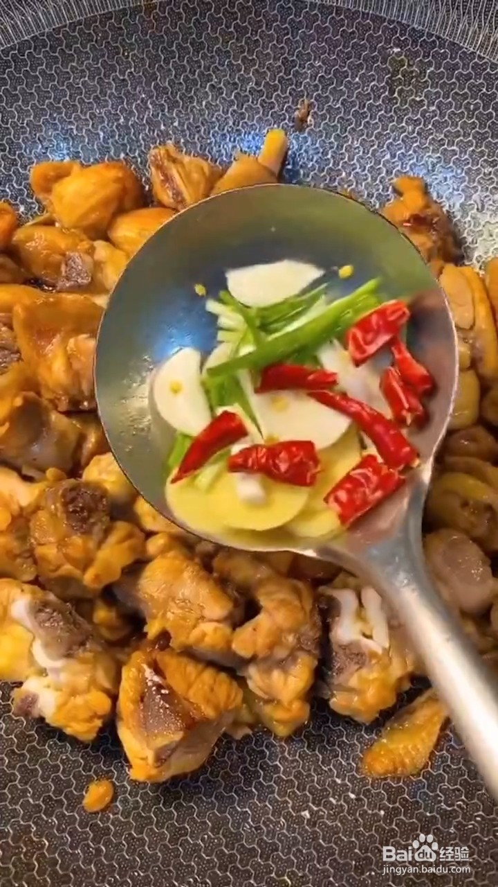 如何制作家庭版香菇黄焖鸡？