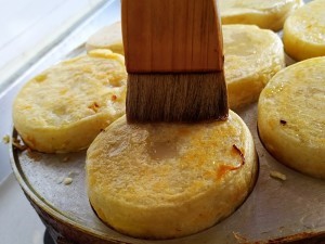 制作沉甸甸的鸡蛋汉堡