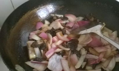 洋葱炒木耳是怎做的