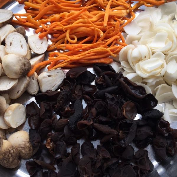 鲜百合炒猪扒粒