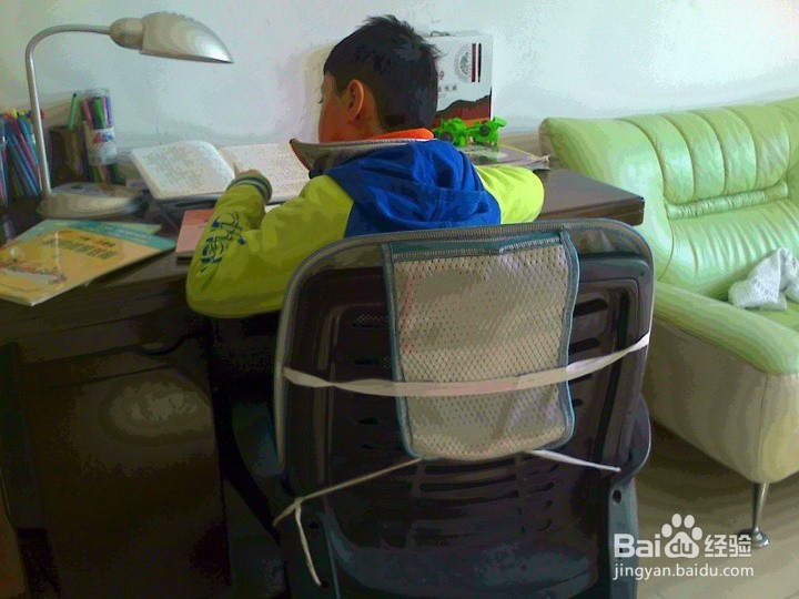 小学生为什么不能坐转椅写字