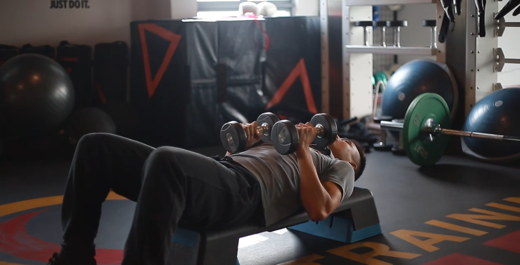 怎么让肱三头肌更紧致修长