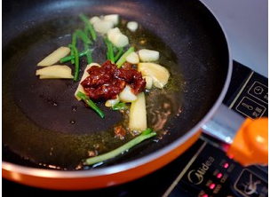 三招五招教你做红烧排骨面