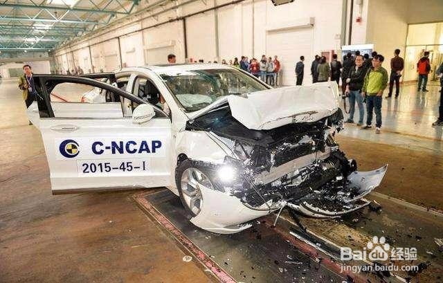 博瑞车主遭货车侧面撞击，车主下车后，欣喜若狂