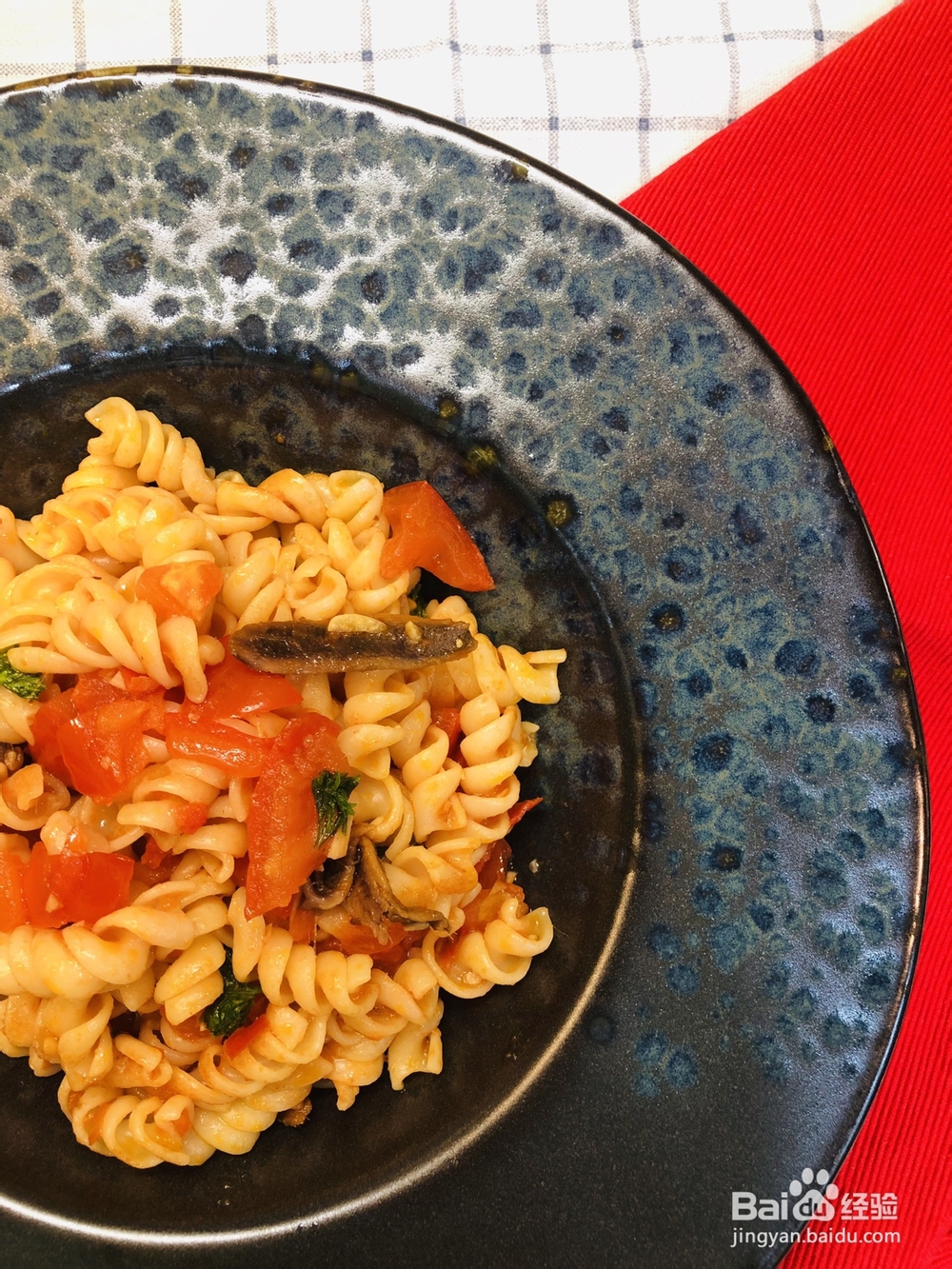 香气浓郁的番茄鳀鱼螺丝粉